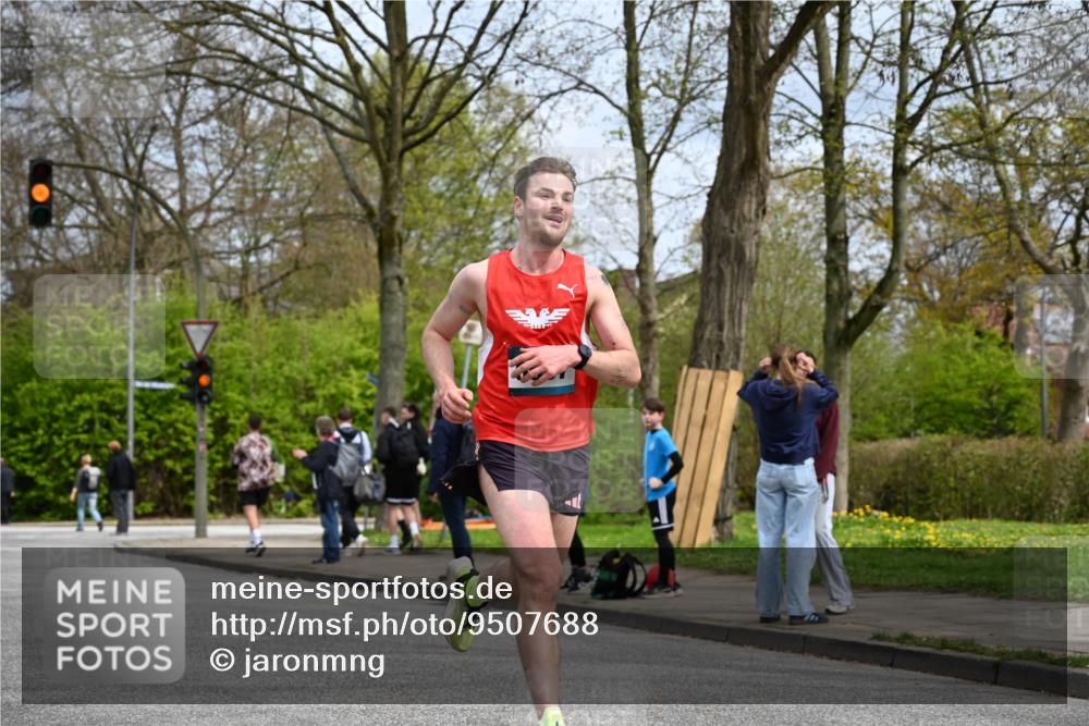 12.04.2026 - 45. Internationalen Wilhelmsburger Insellauf J. Mangold http://msf.ph/oto/9507688 12.04.2026 12:47:54 Ziel 4877, 4874, 5607, 5364, 5853, 5853, 3159 meine-sportfotos.de