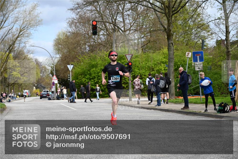 12.04.2026 - 45. Internationalen Wilhelmsburger Insellauf J. Mangold http://msf.ph/oto/9507691 12.04.2026 12:47:55 Ziel 4874, 5607, 5364, 5853, 3159, 4677 meine-sportfotos.de