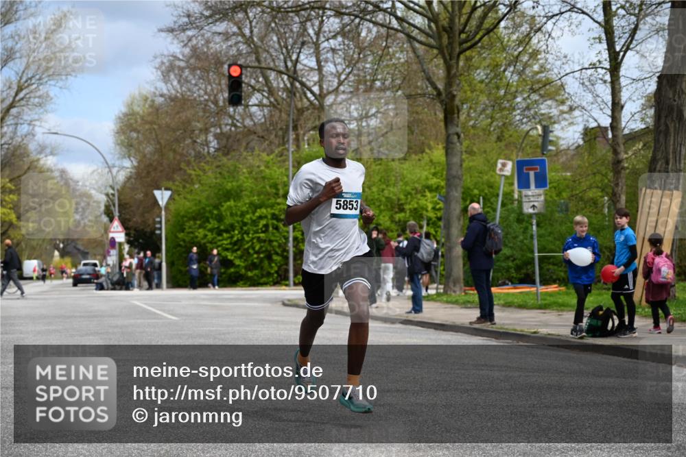 12.04.2026 - 45. Internationalen Wilhelmsburger Insellauf J. Mangold http://msf.ph/oto/9507710 12.04.2026 12:48:06 Ziel 5607, 5364, 5853, 3159, 4677, 4240, 4893 meine-sportfotos.de