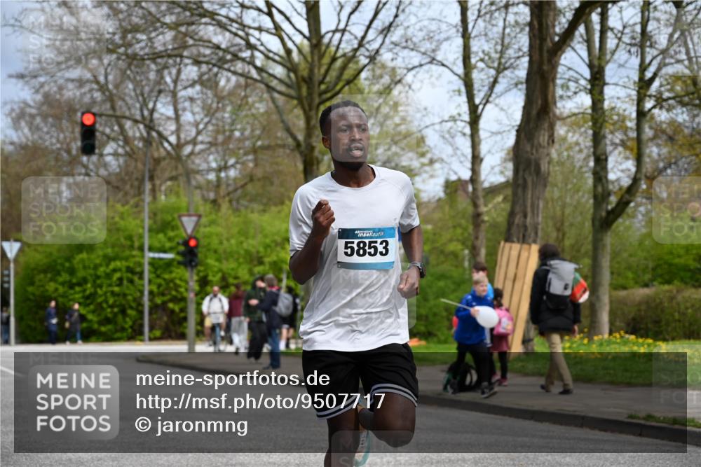 12.04.2026 - 45. Internationalen Wilhelmsburger Insellauf J. Mangold http://msf.ph/oto/9507717 12.04.2026 12:48:07 Ziel 5364, 5853, 3159, 4677, 4677, 4240, 4893 meine-sportfotos.de