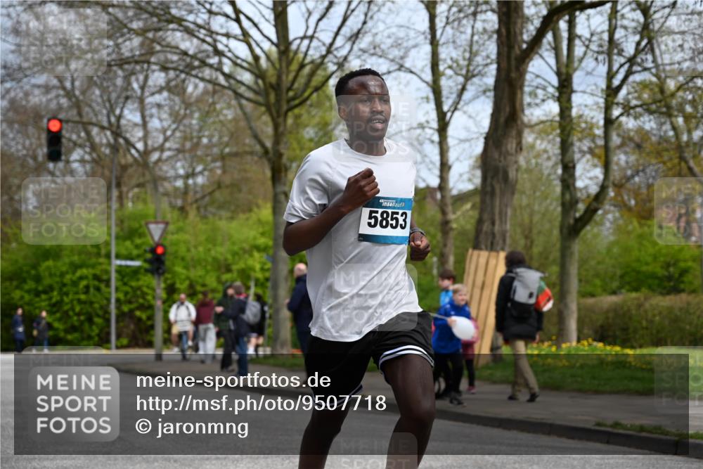 12.04.2026 - 45. Internationalen Wilhelmsburger Insellauf J. Mangold http://msf.ph/oto/9507718 12.04.2026 12:48:07 Ziel 5364, 5853, 3159, 4677, 4677, 4240, 4893 meine-sportfotos.de