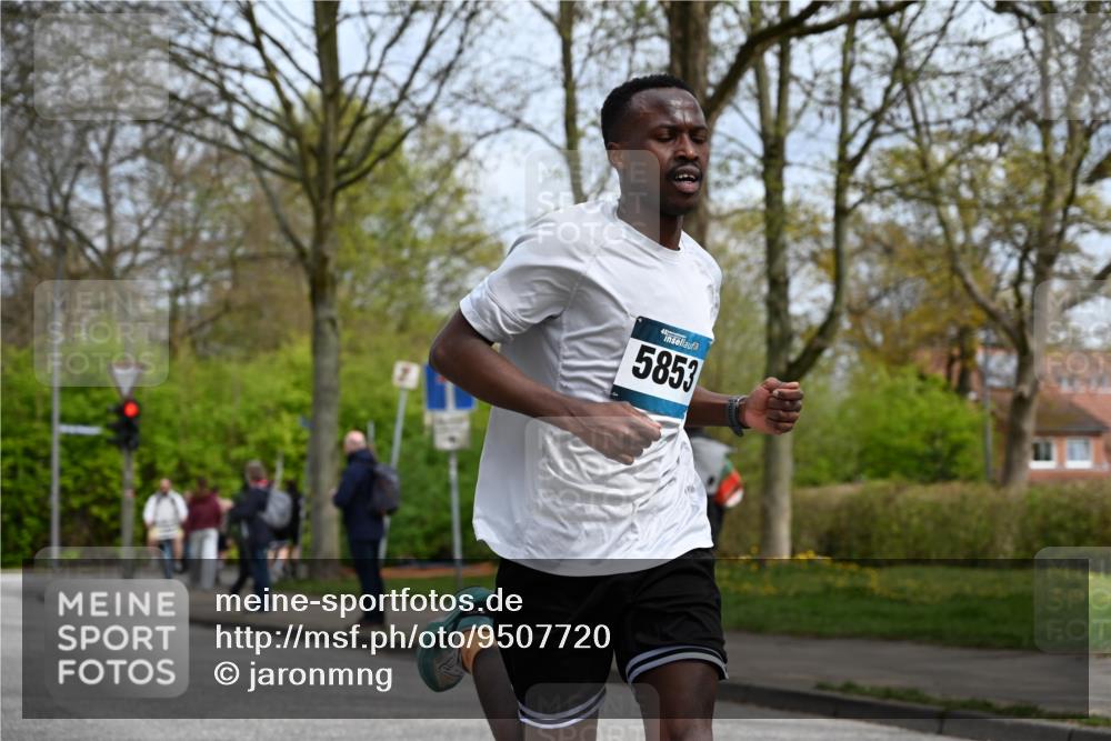 12.04.2026 - 45. Internationalen Wilhelmsburger Insellauf J. Mangold http://msf.ph/oto/9507720 12.04.2026 12:48:07 Ziel 5364, 5853, 3159, 4677, 4677, 4240, 4893 meine-sportfotos.de