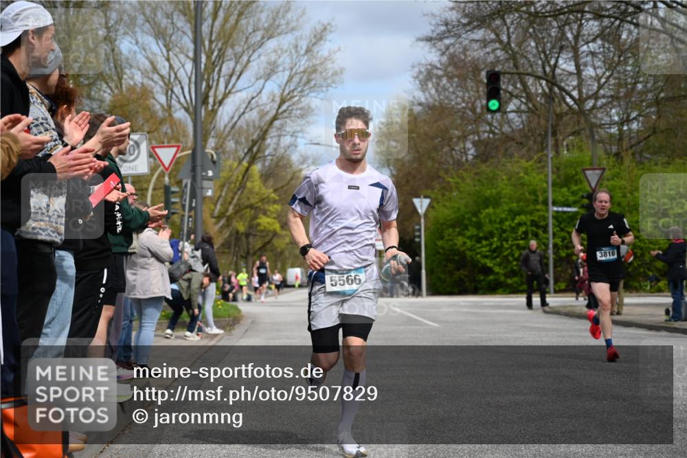 12.04.2026 - 45. Internationalen Wilhelmsburger Insellauf J. Mangold http://msf.ph/oto/9507829 12.04.2026 12:49:19 Ziel 5711, 5566, 3816, 5335, 3612, 2403, 5793, 5527, 4505 meine-sportfotos.de