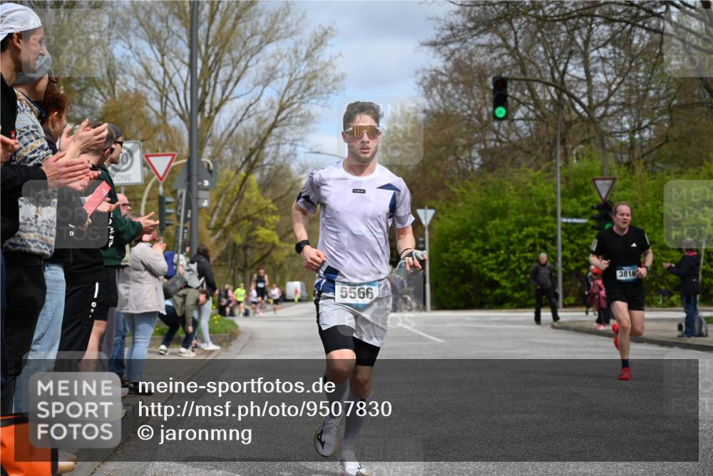 12.04.2026 - 45. Internationalen Wilhelmsburger Insellauf J. Mangold http://msf.ph/oto/9507830 12.04.2026 12:49:19 Ziel 5711, 5566, 3816, 5335, 3612, 2403, 5793, 5527, 4505 meine-sportfotos.de