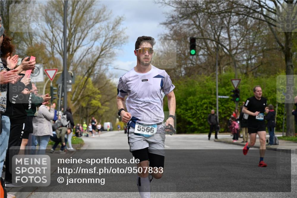 12.04.2026 - 45. Internationalen Wilhelmsburger Insellauf J. Mangold http://msf.ph/oto/9507833 12.04.2026 12:49:19 Ziel 5711, 5566, 3816, 5335, 3612, 2403, 5793, 5527, 4505 meine-sportfotos.de