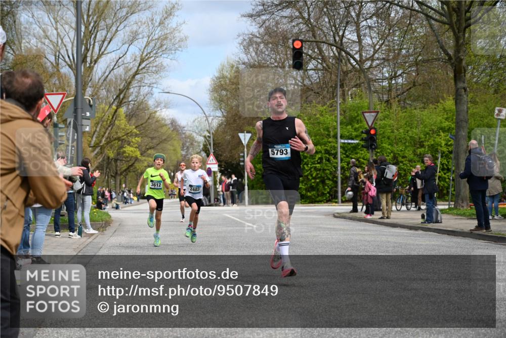 12.04.2026 - 45. Internationalen Wilhelmsburger Insellauf J. Mangold http://msf.ph/oto/9507849 12.04.2026 12:49:29 Ziel 5711, 5566, 3816, 5335, 3612, 2403, 5793, 5527, 4505, 5146 meine-sportfotos.de