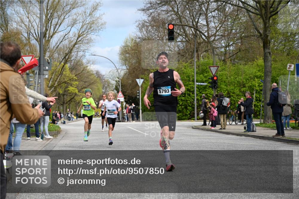 12.04.2026 - 45. Internationalen Wilhelmsburger Insellauf J. Mangold http://msf.ph/oto/9507850 12.04.2026 12:49:29 Ziel 5711, 5566, 3816, 5335, 3612, 2403, 5793, 5527, 4505, 5146 meine-sportfotos.de