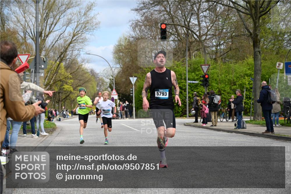12.04.2026 - 45. Internationalen Wilhelmsburger Insellauf J. Mangold http://msf.ph/oto/9507851 12.04.2026 12:49:29 Ziel 5711, 5566, 3816, 5335, 3612, 2403, 5793, 5527, 4505, 5146 meine-sportfotos.de
