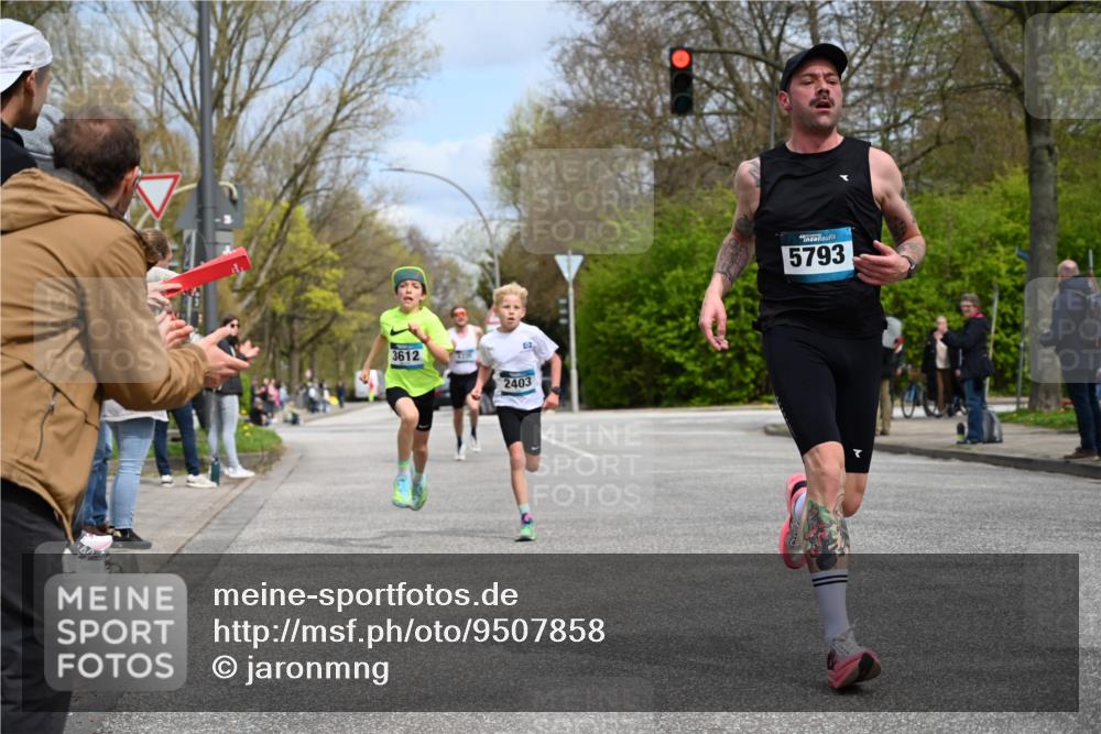 12.04.2026 - 45. Internationalen Wilhelmsburger Insellauf J. Mangold http://msf.ph/oto/9507858 12.04.2026 12:49:30 Ziel 5566, 3816, 5335, 3612, 2403, 5793, 5527, 5527, 4505, 5146, 5280 meine-sportfotos.de