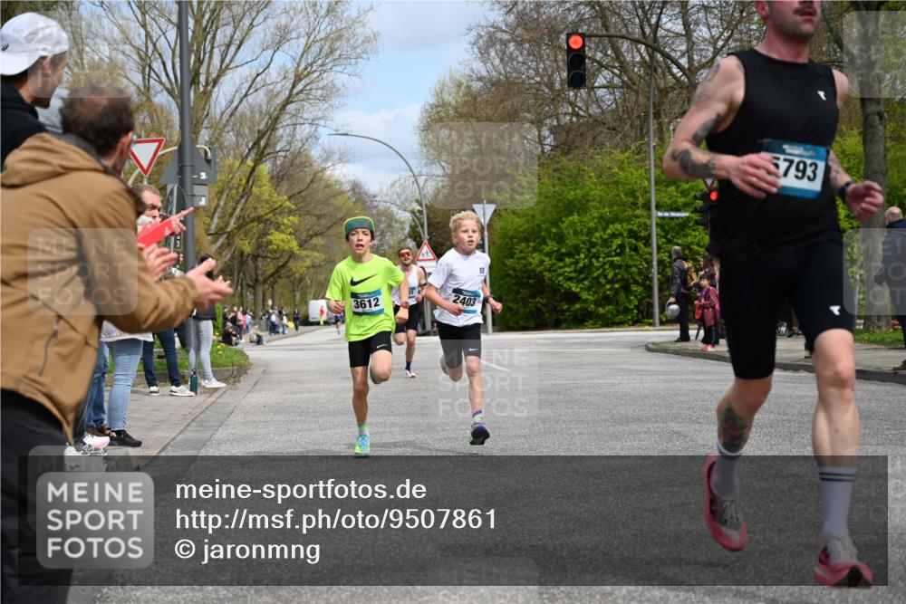 12.04.2026 - 45. Internationalen Wilhelmsburger Insellauf J. Mangold http://msf.ph/oto/9507861 12.04.2026 12:49:30 Ziel 5566, 3816, 5335, 3612, 2403, 5793, 5527, 5527, 4505, 5146, 5280 meine-sportfotos.de