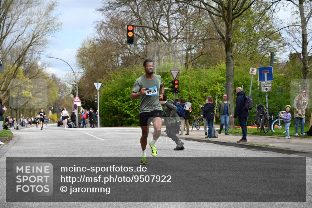 12.04.2026 - 45. Internationalen Wilhelmsburger Insellauf J. Mangold http://msf.ph/oto/9507922 12.04.2026 12:49:56 Ziel 5527, 4505, 5146, 5280, 5483, 5483, 2734, 5601, 5601, 5659, 5678 meine-sportfotos.de
