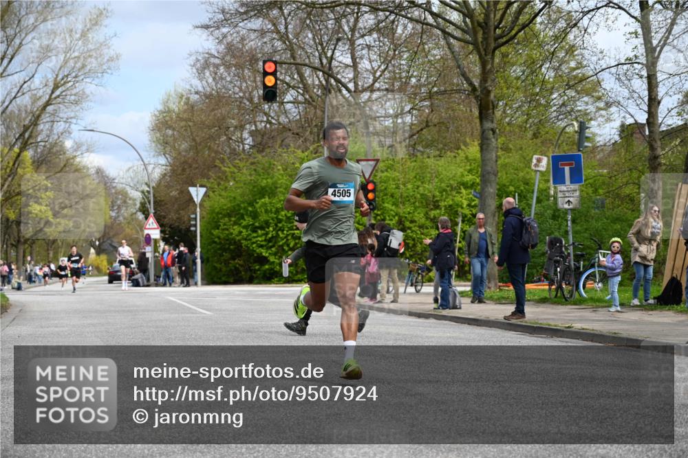 12.04.2026 - 45. Internationalen Wilhelmsburger Insellauf J. Mangold http://msf.ph/oto/9507924 12.04.2026 12:49:56 Ziel 5527, 4505, 5146, 5280, 5483, 5483, 2734, 5601, 5601, 5659, 5678 meine-sportfotos.de