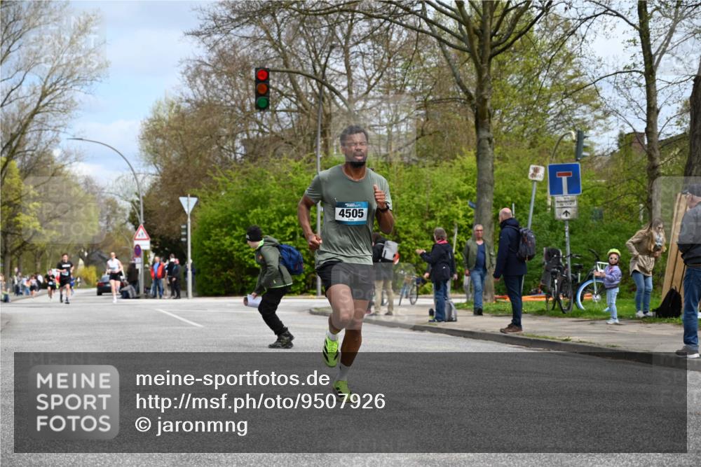 12.04.2026 - 45. Internationalen Wilhelmsburger Insellauf J. Mangold http://msf.ph/oto/9507926 12.04.2026 12:49:56 Ziel 5527, 4505, 5146, 5280, 5483, 5483, 2734, 5601, 5601, 5659, 5678 meine-sportfotos.de
