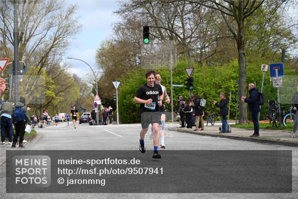12.04.2026 - 45. Internationalen Wilhelmsburger Insellauf J. Mangold http://msf.ph/oto/9507941 12.04.2026 12:50:04 Ziel 5527, 4505, 5146, 5280, 5483, 2734, 2734, 5601, 5659, 5678 meine-sportfotos.de