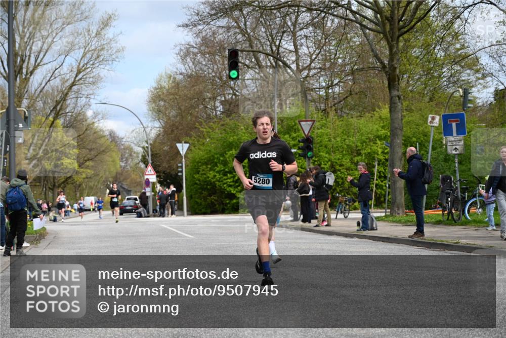 12.04.2026 - 45. Internationalen Wilhelmsburger Insellauf J. Mangold http://msf.ph/oto/9507945 12.04.2026 12:50:04 Ziel 5527, 4505, 5146, 5280, 5483, 2734, 2734, 5601, 5659, 5678 meine-sportfotos.de