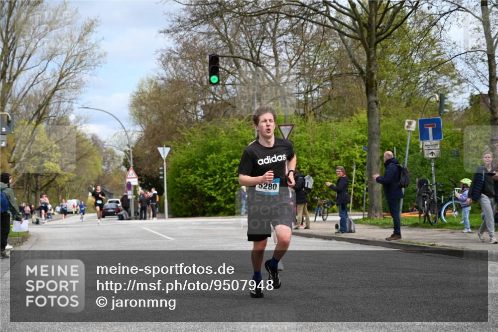 12.04.2026 - 45. Internationalen Wilhelmsburger Insellauf J. Mangold http://msf.ph/oto/9507948 12.04.2026 12:50:05 Ziel 5527, 4505, 5146, 5280, 5483, 2734, 5601, 5659, 5678 meine-sportfotos.de