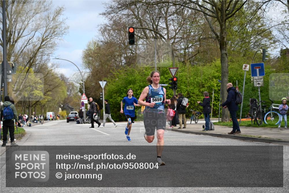 12.04.2026 - 45. Internationalen Wilhelmsburger Insellauf J. Mangold http://msf.ph/oto/9508004 12.04.2026 12:50:18 Ziel 5280, 5483, 2734, 5601, 5659, 5678, 5530, 5825, 5411 meine-sportfotos.de