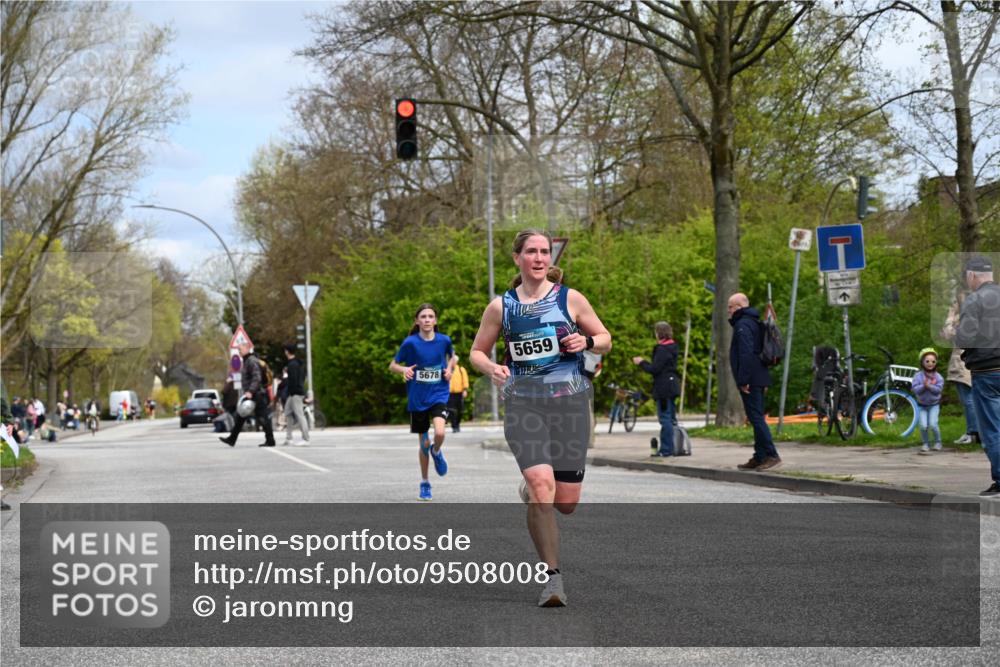 12.04.2026 - 45. Internationalen Wilhelmsburger Insellauf J. Mangold http://msf.ph/oto/9508008 12.04.2026 12:50:19 Ziel 5280, 5483, 2734, 5601, 5659, 5678, 5530, 5825, 5411 meine-sportfotos.de