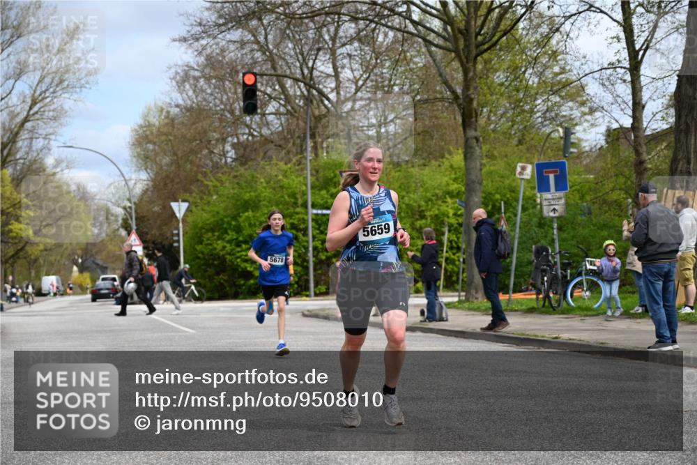 12.04.2026 - 45. Internationalen Wilhelmsburger Insellauf J. Mangold http://msf.ph/oto/9508010 12.04.2026 12:50:19 Ziel 5280, 5483, 2734, 5601, 5659, 5678, 5530, 5825, 5411 meine-sportfotos.de