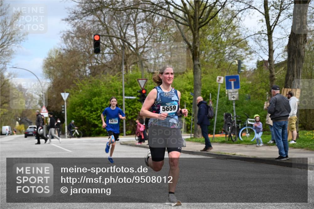 12.04.2026 - 45. Internationalen Wilhelmsburger Insellauf J. Mangold http://msf.ph/oto/9508012 12.04.2026 12:50:19 Ziel 5280, 5483, 2734, 5601, 5659, 5678, 5530, 5825, 5411 meine-sportfotos.de