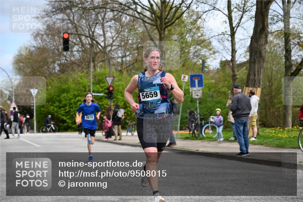 12.04.2026 - 45. Internationalen Wilhelmsburger Insellauf J. Mangold http://msf.ph/oto/9508015 12.04.2026 12:50:19 Ziel 5280, 5483, 2734, 5601, 5659, 5678, 5530, 5825, 5411 meine-sportfotos.de