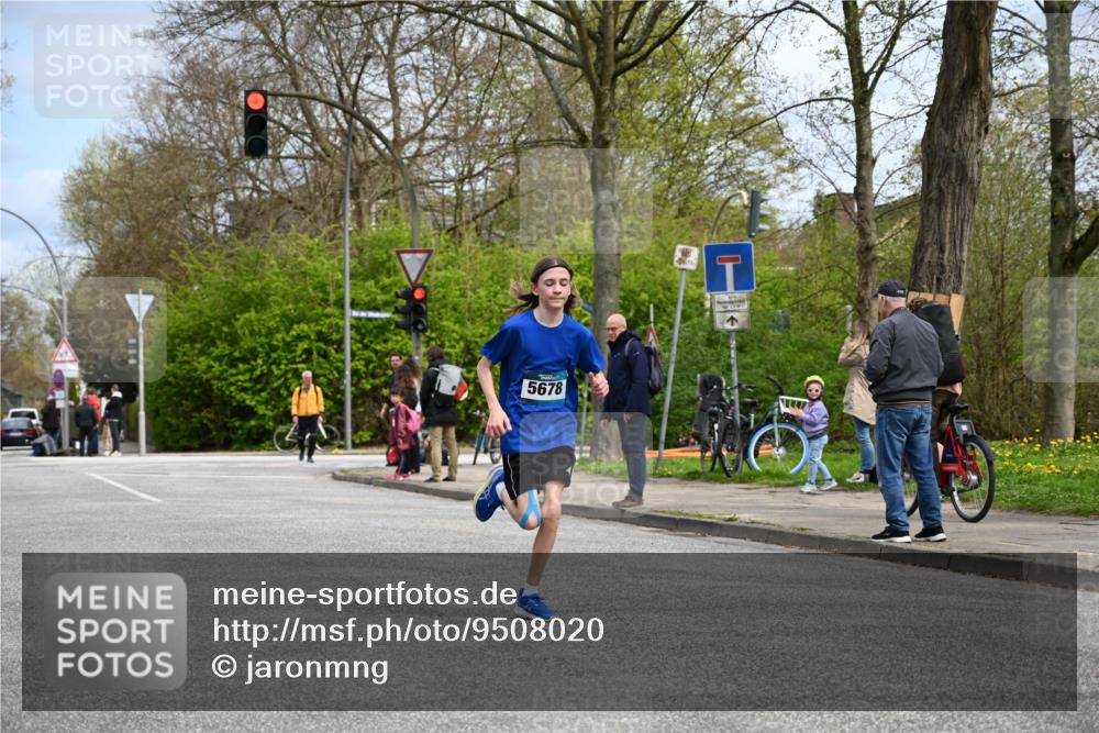 12.04.2026 - 45. Internationalen Wilhelmsburger Insellauf J. Mangold http://msf.ph/oto/9508020 12.04.2026 12:50:20 Ziel 5483, 2734, 5601, 5659, 5678, 5530, 5825, 5411 meine-sportfotos.de
