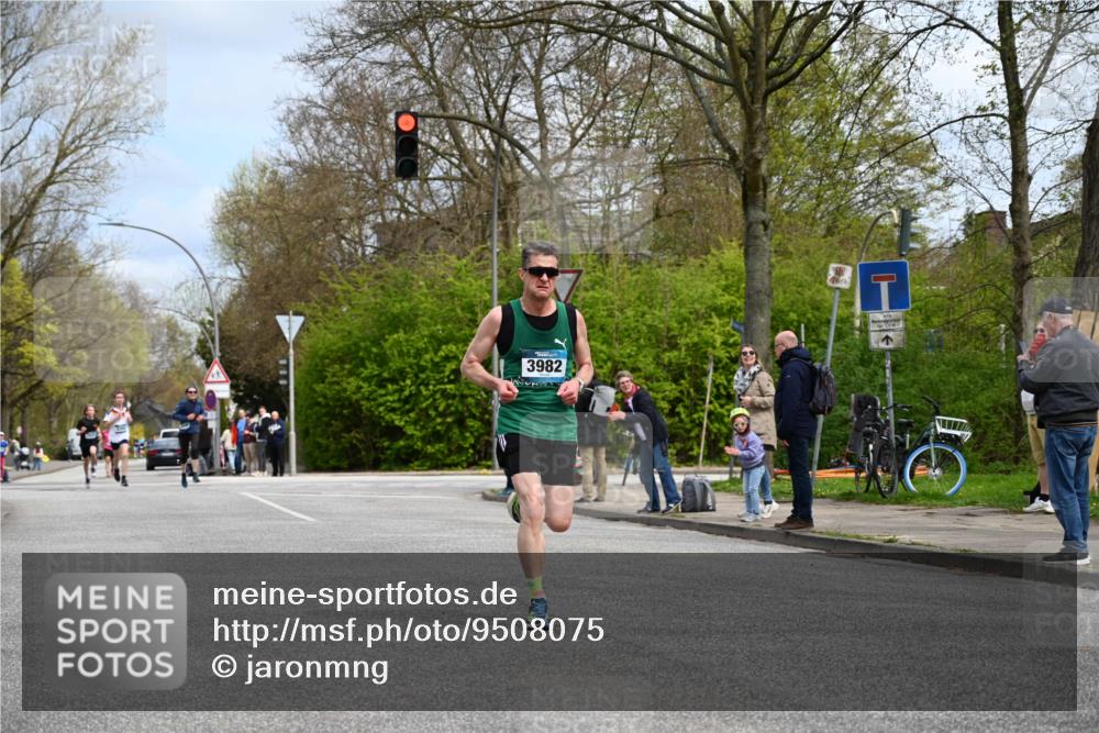 12.04.2026 - 45. Internationalen Wilhelmsburger Insellauf J. Mangold http://msf.ph/oto/9508075 12.04.2026 12:51:07 Ziel 4282, 3982, 3925, 5595, 5595, 2959, 5860, 4110, 5307 meine-sportfotos.de