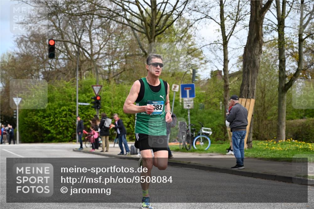 12.04.2026 - 45. Internationalen Wilhelmsburger Insellauf J. Mangold http://msf.ph/oto/9508084 12.04.2026 12:51:07 Ziel 4282, 3982, 3925, 5595, 5595, 2959, 5860, 4110, 5307 meine-sportfotos.de