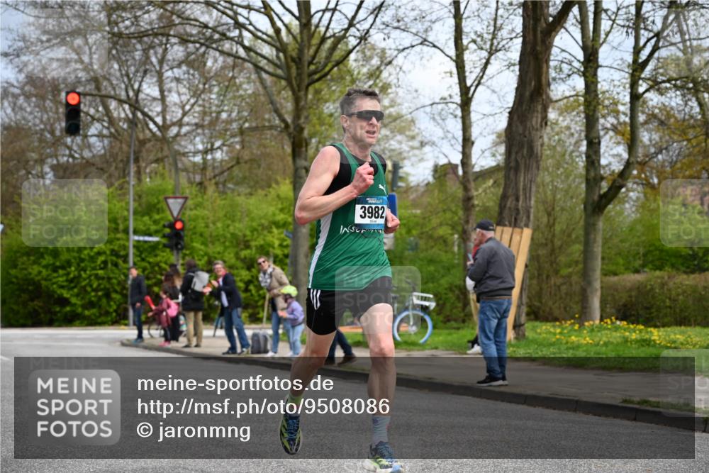 12.04.2026 - 45. Internationalen Wilhelmsburger Insellauf J. Mangold http://msf.ph/oto/9508086 12.04.2026 12:51:08 Ziel 4282, 3982, 3925, 5595, 2959, 5860, 4110, 5307, 5809 meine-sportfotos.de