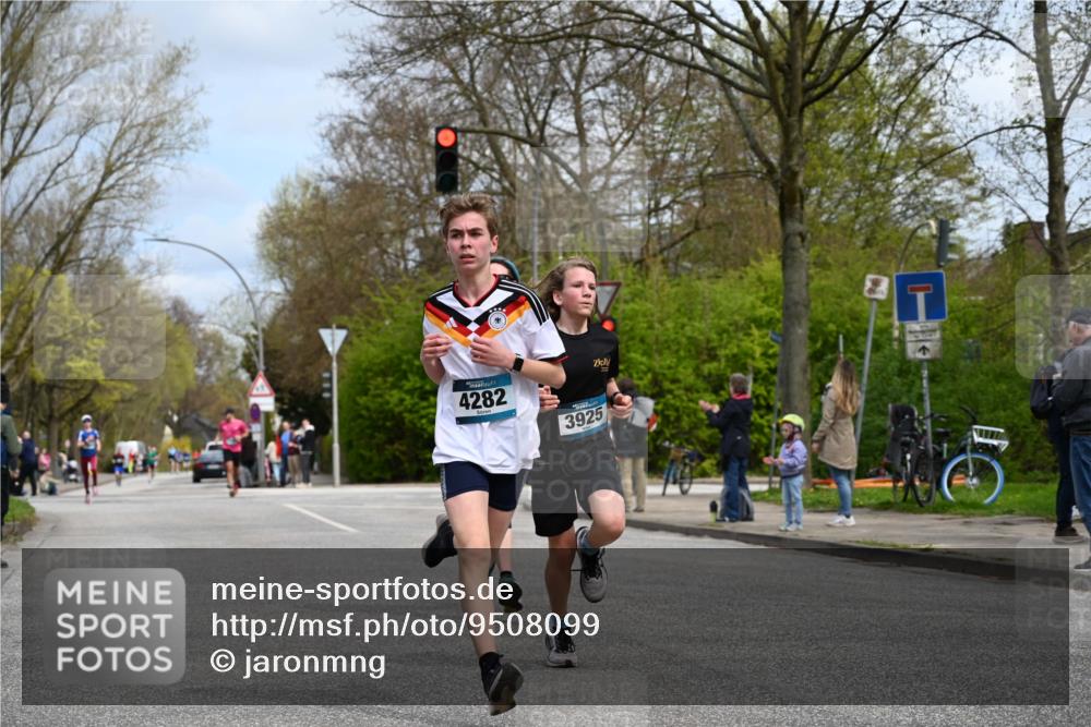 12.04.2026 - 45. Internationalen Wilhelmsburger Insellauf J. Mangold http://msf.ph/oto/9508099 12.04.2026 12:51:13 Ziel 4282, 3982, 3925, 5595, 2959, 2959, 5860, 4110, 5307, 5809, 5326, 2787, 5627 meine-sportfotos.de