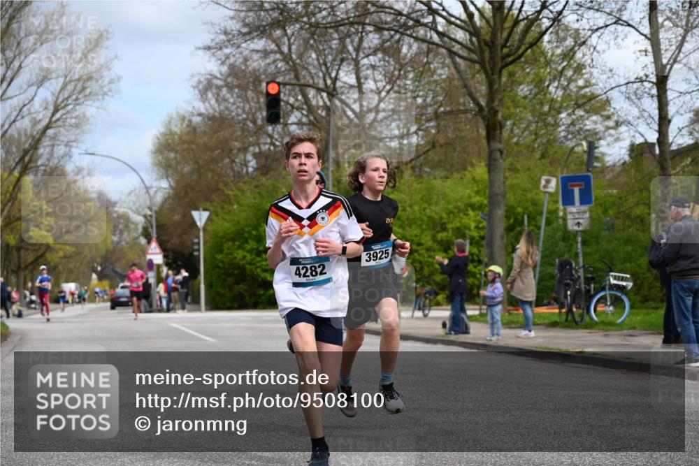 12.04.2026 - 45. Internationalen Wilhelmsburger Insellauf J. Mangold http://msf.ph/oto/9508100 12.04.2026 12:51:14 Ziel 4282, 3982, 3925, 5595, 2959, 5860, 4110, 5307, 5809, 5326, 2787, 5627 meine-sportfotos.de
