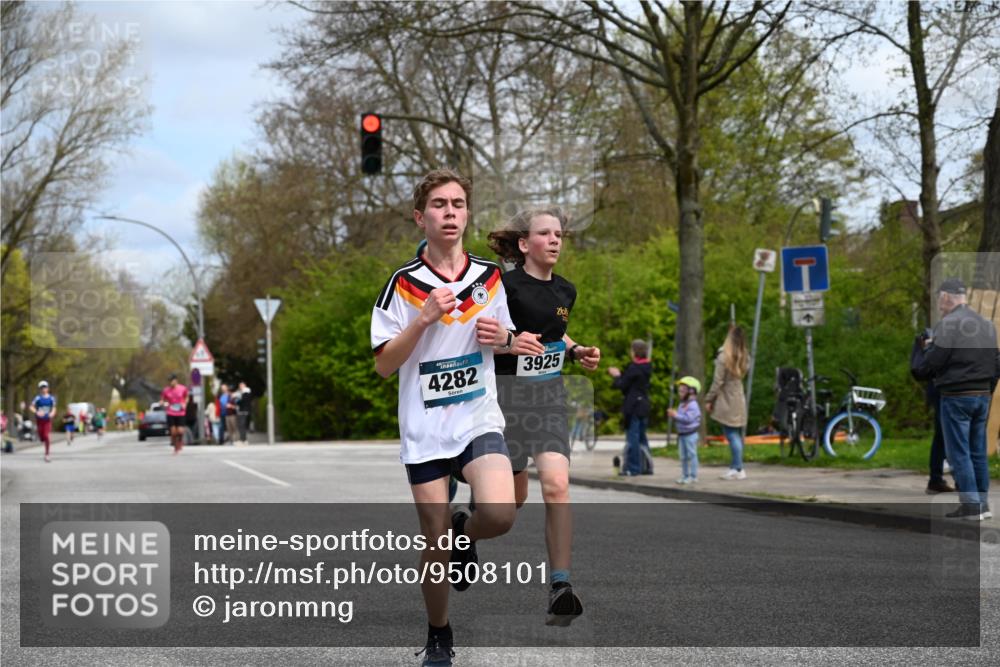 12.04.2026 - 45. Internationalen Wilhelmsburger Insellauf J. Mangold http://msf.ph/oto/9508101 12.04.2026 12:51:14 Ziel 4282, 3982, 3925, 5595, 2959, 5860, 4110, 5307, 5809, 5326, 2787, 5627 meine-sportfotos.de