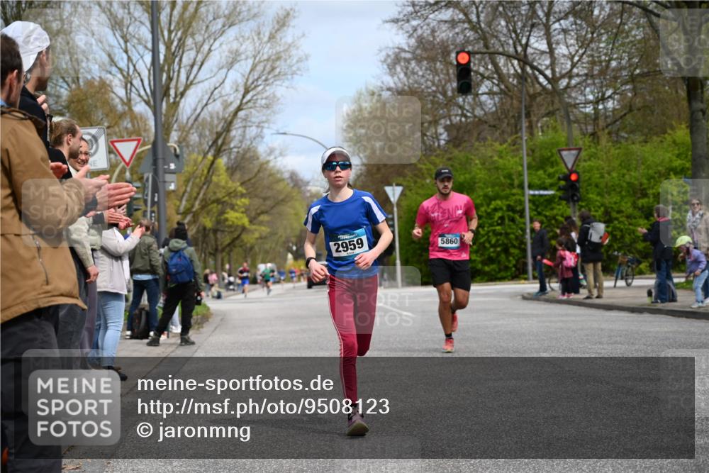 12.04.2026 - 45. Internationalen Wilhelmsburger Insellauf J. Mangold http://msf.ph/oto/9508123 12.04.2026 12:51:21 Ziel 4282, 3982, 3925, 5595, 2959, 5860, 4110, 5307, 4110, 5307, 5809, 5326, 5326, 2787, 5627, 5493, 4560, 2779 meine-sportfotos.de