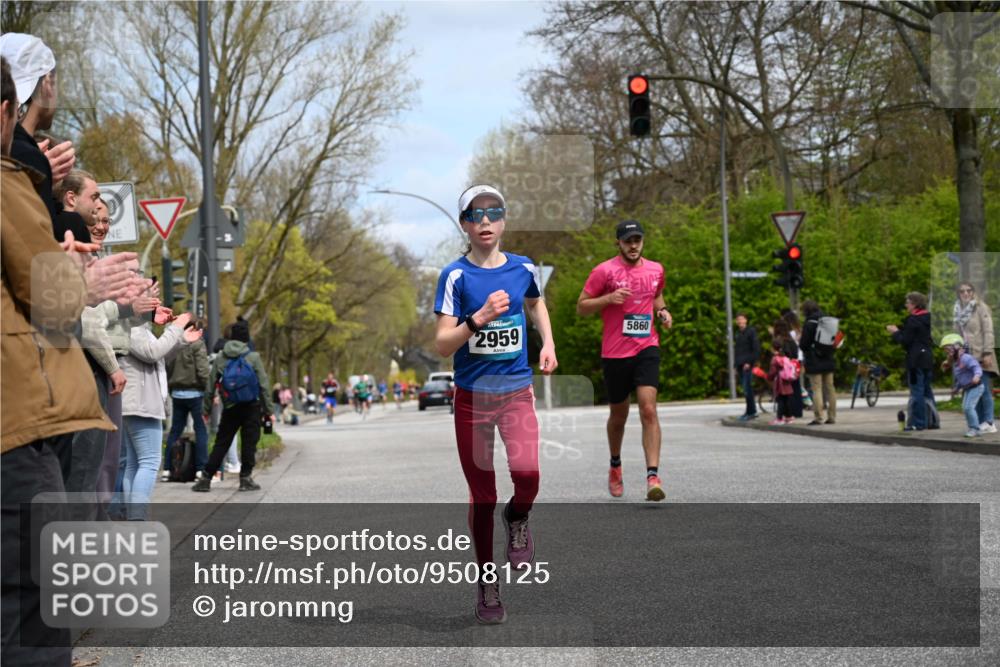 12.04.2026 - 45. Internationalen Wilhelmsburger Insellauf J. Mangold http://msf.ph/oto/9508125 12.04.2026 12:51:21 Ziel 4282, 3982, 3925, 5595, 2959, 5860, 4110, 5307, 4110, 5307, 5809, 5326, 5326, 2787, 5627, 5493, 4560, 2779 meine-sportfotos.de