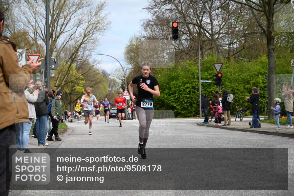 12.04.2026 - 45. Internationalen Wilhelmsburger Insellauf J. Mangold http://msf.ph/oto/9508178 12.04.2026 12:51:47 Ziel 5809, 5326, 2787, 5627, 5493, 4560, 2779, 3903, 5479, 5479, 5797, 4529, 5758, 2033, 4571, 2414 meine-sportfotos.de