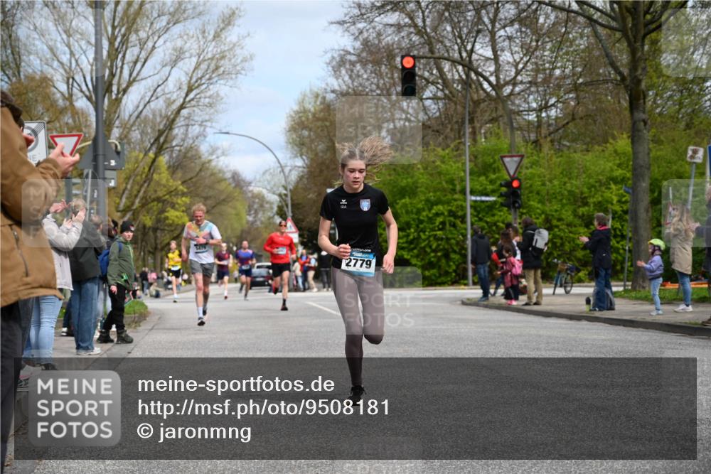 12.04.2026 - 45. Internationalen Wilhelmsburger Insellauf J. Mangold http://msf.ph/oto/9508181 12.04.2026 12:51:48 Ziel 5809, 5326, 2787, 5627, 5493, 4560, 2779, 3903, 5479, 5797, 4529, 5758, 2033, 2033, 4571, 2414 meine-sportfotos.de