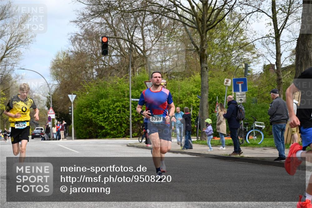 12.04.2026 - 45. Internationalen Wilhelmsburger Insellauf J. Mangold http://msf.ph/oto/9508220 12.04.2026 12:51:55 Ziel 5809, 5326, 2787, 5627, 5493, 4560, 2779, 3903, 5479, 5797, 4529, 5758, 5758, 2033, 4571, 2414, 2414, 4609 meine-sportfotos.de