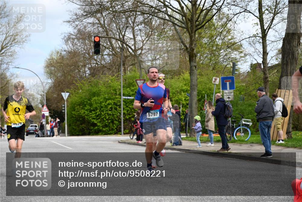 12.04.2026 - 45. Internationalen Wilhelmsburger Insellauf J. Mangold http://msf.ph/oto/9508221 12.04.2026 12:51:56 Ziel 5809, 5326, 2787, 5627, 5493, 4560, 2779, 3903, 5479, 5797, 4529, 5758, 2033, 4571, 2414, 4609, 5779 meine-sportfotos.de