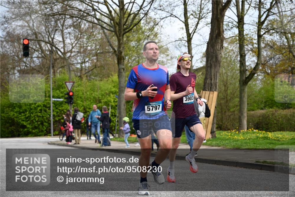 12.04.2026 - 45. Internationalen Wilhelmsburger Insellauf J. Mangold http://msf.ph/oto/9508230 12.04.2026 12:51:56 Ziel 5809, 5326, 2787, 5627, 5493, 4560, 2779, 3903, 5479, 5797, 4529, 5758, 2033, 4571, 2414, 4609, 5779 meine-sportfotos.de