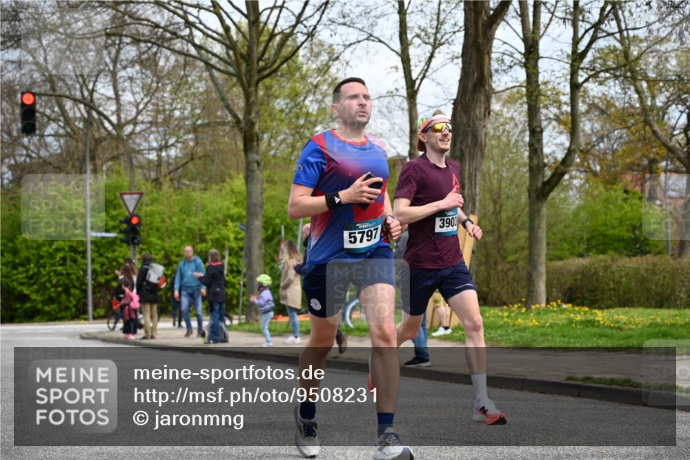12.04.2026 - 45. Internationalen Wilhelmsburger Insellauf J. Mangold http://msf.ph/oto/9508231 12.04.2026 12:51:56 Ziel 5809, 5326, 2787, 5627, 5493, 4560, 2779, 3903, 5479, 5797, 4529, 5758, 2033, 4571, 2414, 4609, 5779 meine-sportfotos.de