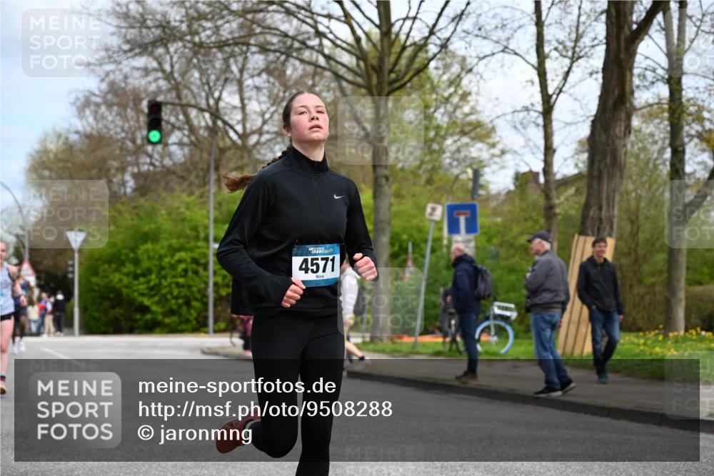 12.04.2026 - 45. Internationalen Wilhelmsburger Insellauf J. Mangold http://msf.ph/oto/9508288 12.04.2026 12:52:16 Ziel 4529, 5758, 2033, 4571, 2414, 4609, 5779, 4346 meine-sportfotos.de