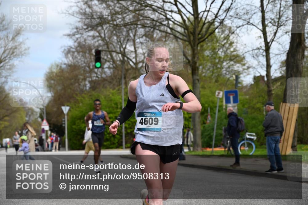 12.04.2026 - 45. Internationalen Wilhelmsburger Insellauf J. Mangold http://msf.ph/oto/9508313 12.04.2026 12:52:18 Ziel 5758, 2033, 4571, 2414, 4609, 5779, 4346, 5763 meine-sportfotos.de