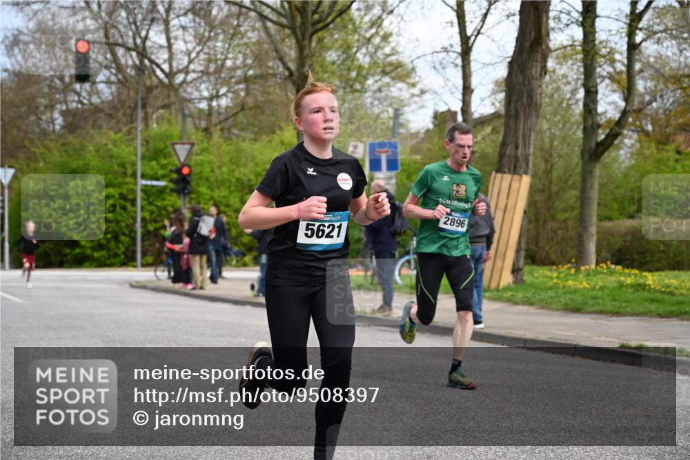 12.04.2026 - 45. Internationalen Wilhelmsburger Insellauf J. Mangold http://msf.ph/oto/9508397 12.04.2026 12:52:51 Ziel 5763, 2896, 5621, 4879, 4891, 5127, 2218, 4183, 3749, 3160, 5628, 5447, 5628, 5447, 5464, 5358 meine-sportfotos.de