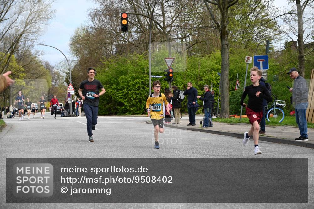 12.04.2026 - 45. Internationalen Wilhelmsburger Insellauf J. Mangold http://msf.ph/oto/9508402 12.04.2026 12:52:56 Ziel 5763, 2896, 5621, 4879, 4891, 5127, 2218, 4183, 3749, 3160, 5628, 5447, 5464, 5358, 5358 meine-sportfotos.de