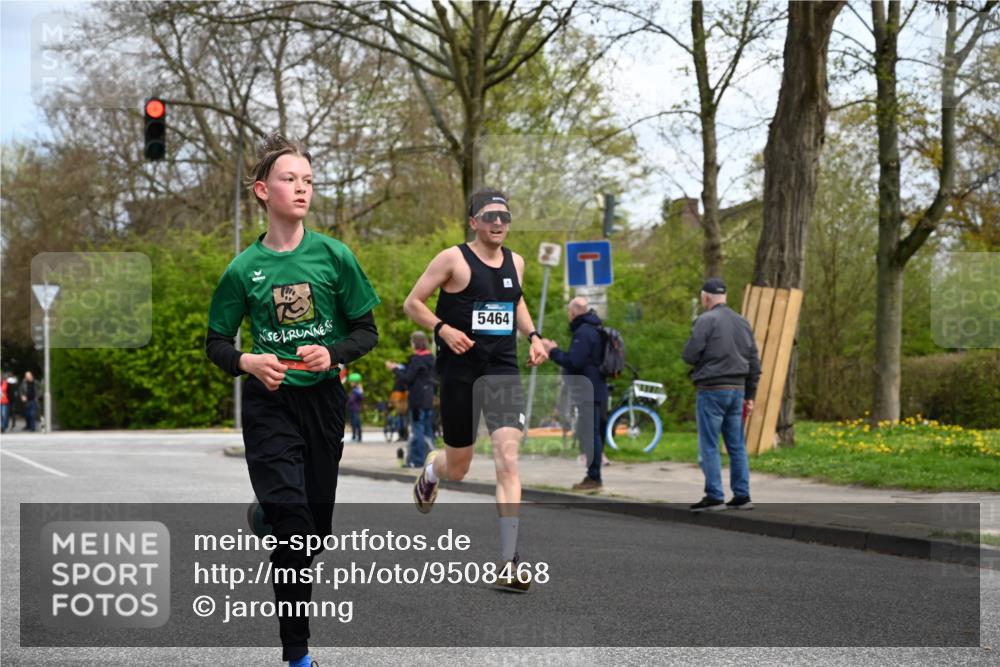 12.04.2026 - 45. Internationalen Wilhelmsburger Insellauf J. Mangold http://msf.ph/oto/9508468 12.04.2026 12:53:14 Ziel 2218, 4183, 3749, 3160, 5628, 5447, 5464, 5358, 3293, 4317, 5227, 3294, 3520, 5143, 5754, 4592, 4455, 4037, 5784 meine-sportfotos.de