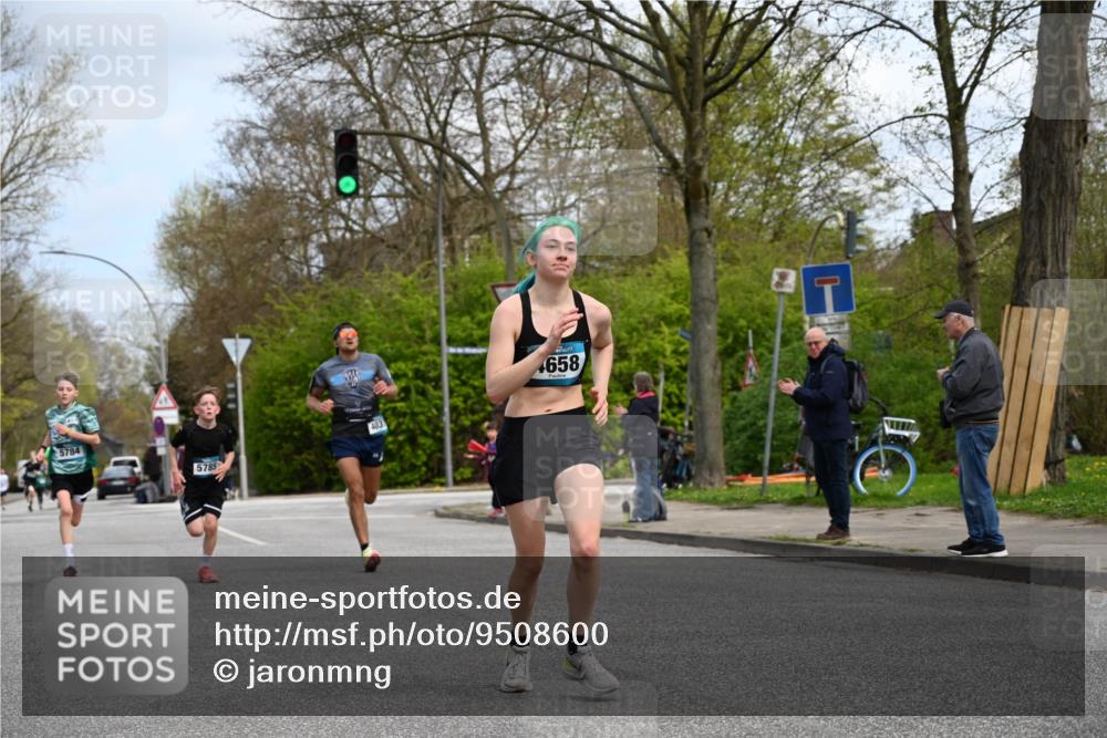 12.04.2026 - 45. Internationalen Wilhelmsburger Insellauf J. Mangold http://msf.ph/oto/9508600 12.04.2026 12:53:48 Ziel 3293, 4317, 5227, 3294, 3520, 5143, 5754, 4592, 4455, 4037, 5784, 5785, 4658, 5787, 3254, 3254, 5788, 3000, 4823, 5743, 4924, 5630, 5858, 3661, 2852, 2085 meine-sportfotos.de
