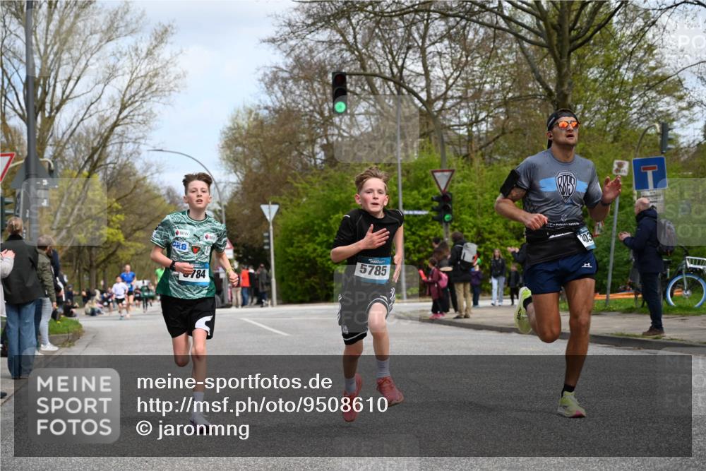 12.04.2026 - 45. Internationalen Wilhelmsburger Insellauf J. Mangold http://msf.ph/oto/9508610 12.04.2026 12:53:50 Ziel 4317, 5227, 3294, 3520, 5143, 5754, 4592, 4455, 4037, 5784, 5785, 4658, 5787, 3254, 5788, 3000, 4823, 5743, 4924, 5630, 5858, 3661, 2852, 2085 meine-sportfotos.de