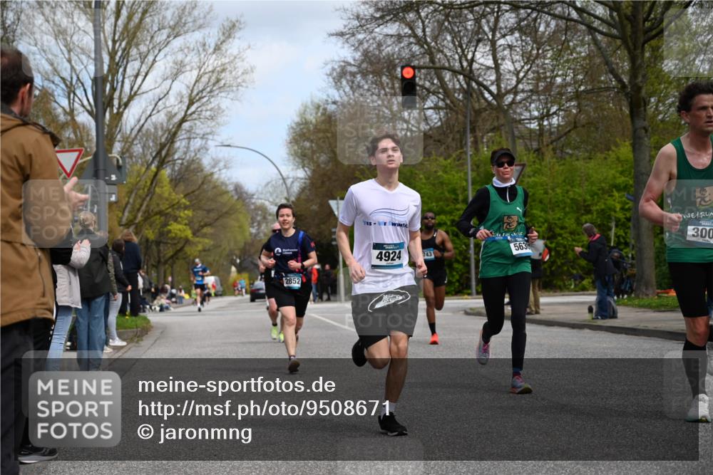 12.04.2026 - 45. Internationalen Wilhelmsburger Insellauf J. Mangold http://msf.ph/oto/9508671 12.04.2026 12:54:10 Ziel 5787, 3254, 5788, 3000, 4823, 5743, 4924, 5630, 5858, 3661, 2852, 3661, 2852, 2085, 5016, 3157, 5283, 3163, 4472 meine-sportfotos.de