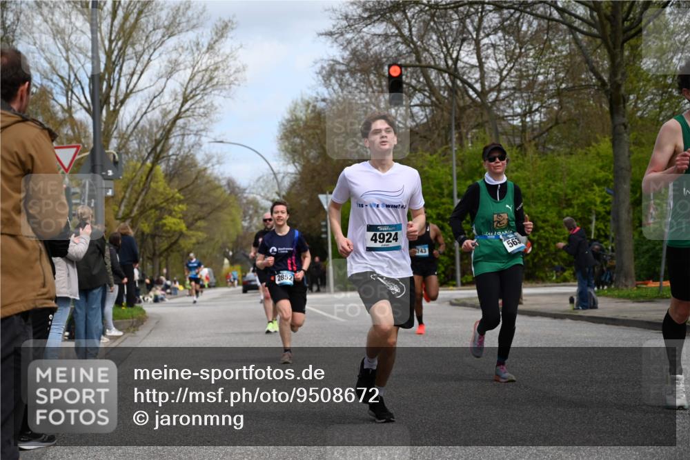 12.04.2026 - 45. Internationalen Wilhelmsburger Insellauf J. Mangold http://msf.ph/oto/9508672 12.04.2026 12:54:10 Ziel 5787, 3254, 5788, 3000, 4823, 5743, 4924, 5630, 5858, 3661, 2852, 3661, 2852, 2085, 5016, 3157, 5283, 3163, 4472 meine-sportfotos.de