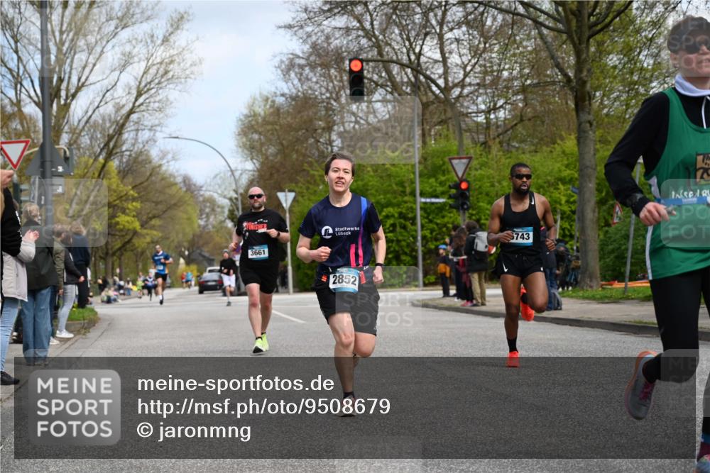 12.04.2026 - 45. Internationalen Wilhelmsburger Insellauf J. Mangold http://msf.ph/oto/9508679 12.04.2026 12:54:12 Ziel 3254, 5788, 3000, 4823, 5743, 4924, 5630, 5858, 3661, 2852, 2085, 5016, 3157, 5283, 3163, 4472, 5478 meine-sportfotos.de